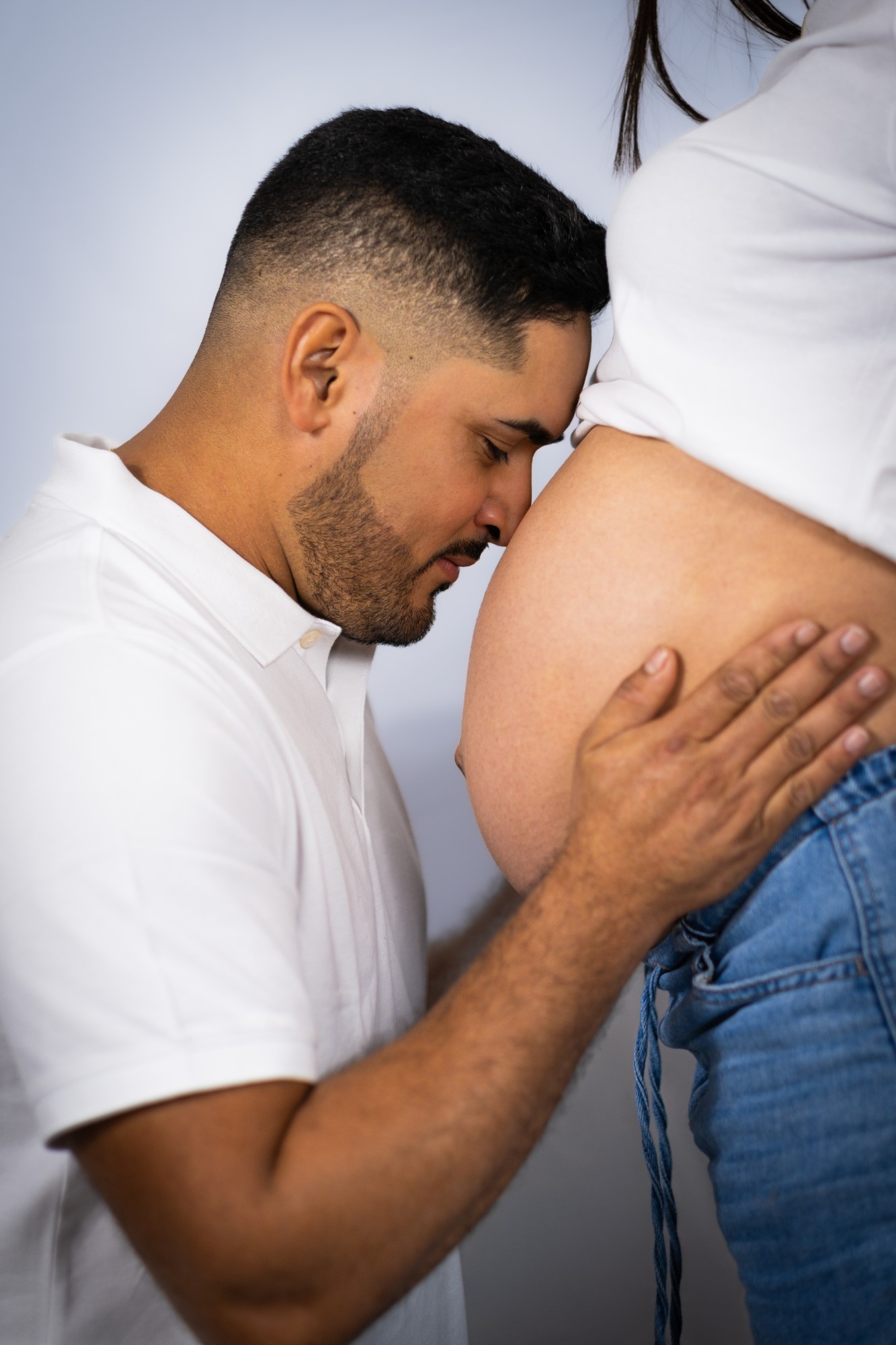 Father kissing baby bump